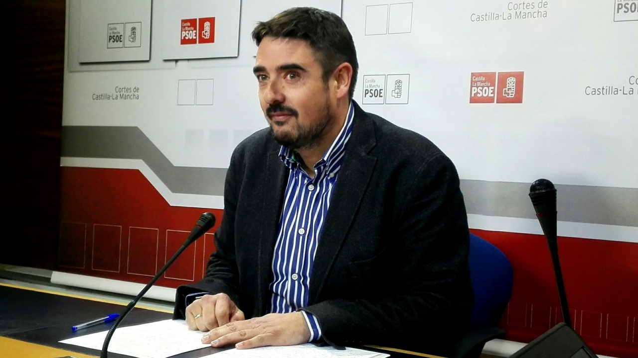 "Cospedal que ‘apuñaló’ a los empleados públicos en directo, ahora lo quiere seguir haciendo en diferido"