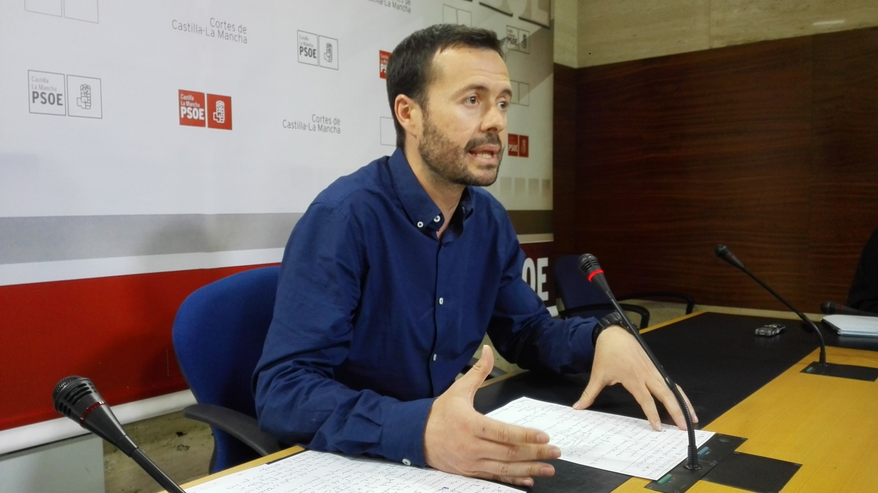 "Mientras García-Page restituye derechos cada día, Rajoy y Cospedal quieren arrebatarlos"