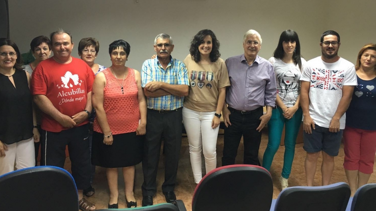 Barreda pide a los mayores "que voten pensando en el futuro de sus pensiones y en las becas de sus nietos"