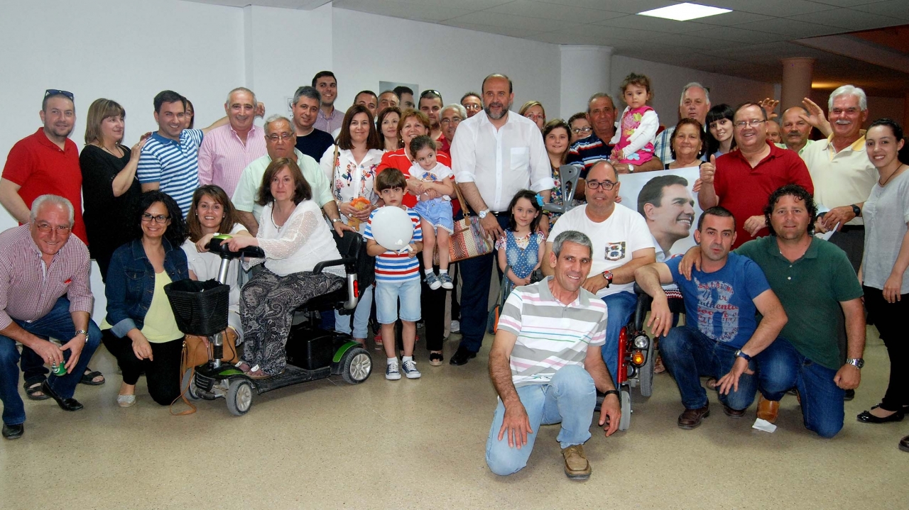 "En C-LM estamos revirtiendo los recortes de Cospedal y hay que hacer lo mismo con los de Rajoy"