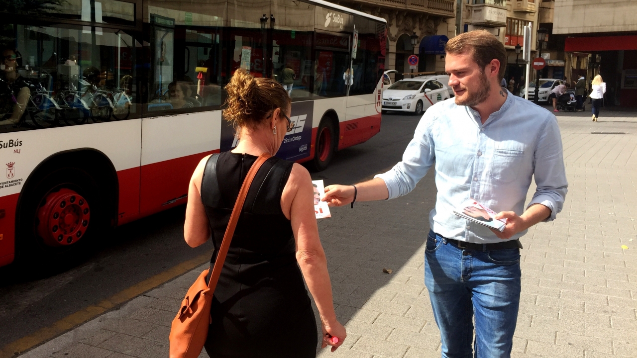 El PSOE solicita el voto a los jóvenes que desean un futuro en esta tierra y dejar de estar abocados a elegir entre la tarjeta del paro y el pasaporte