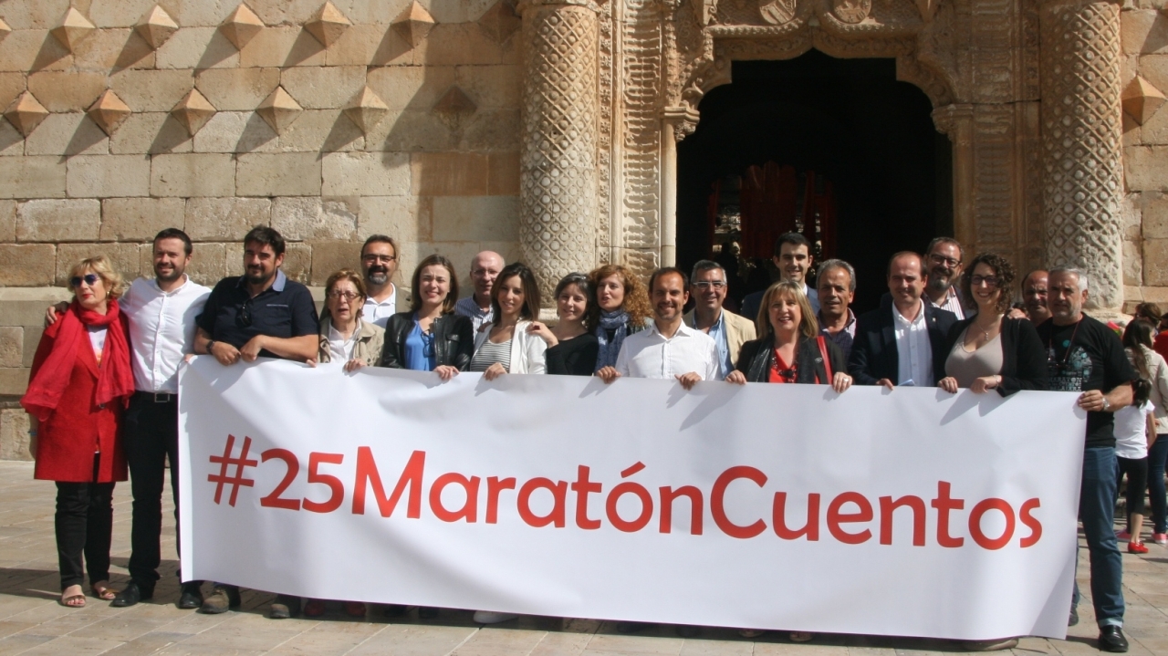 Los candidatos del PSOE posan públicamente para apoyar la promoción del Maratón de los Cuentos en redes sociales