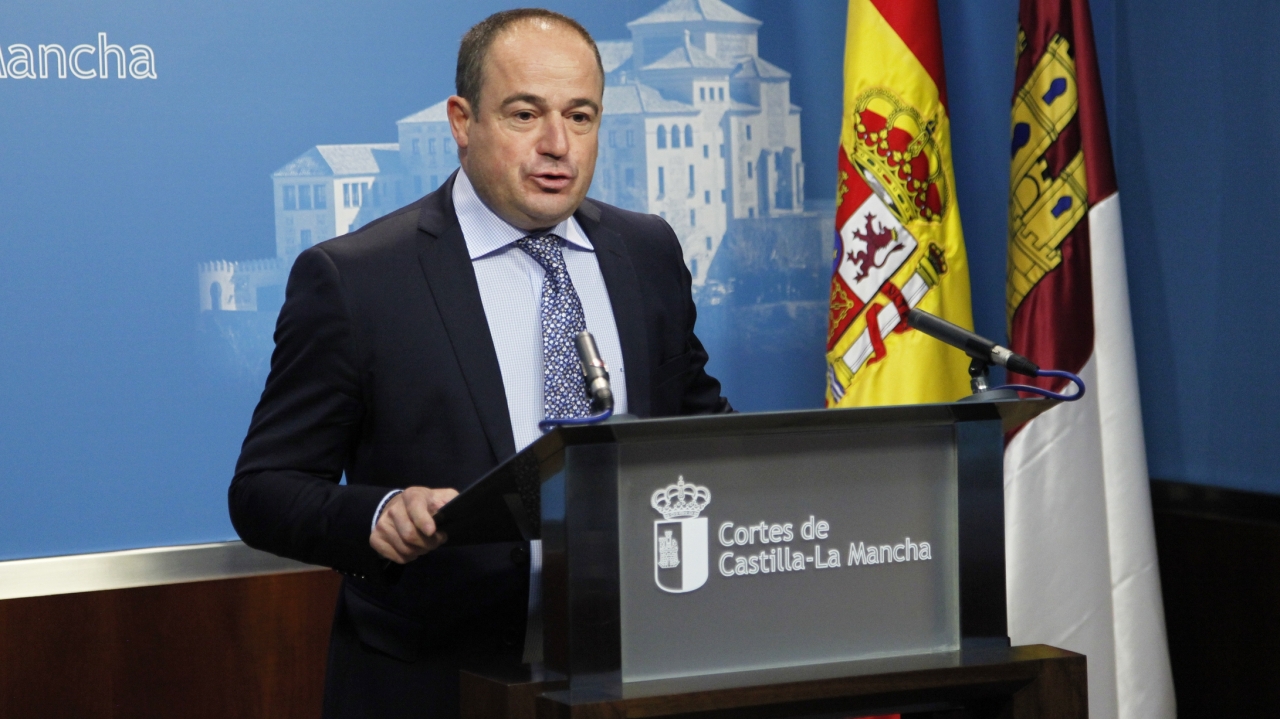 "El gobierno de García-Page va a contratar a 1.000 sanitarios, el de Cospedal despidió a casi 3.000"