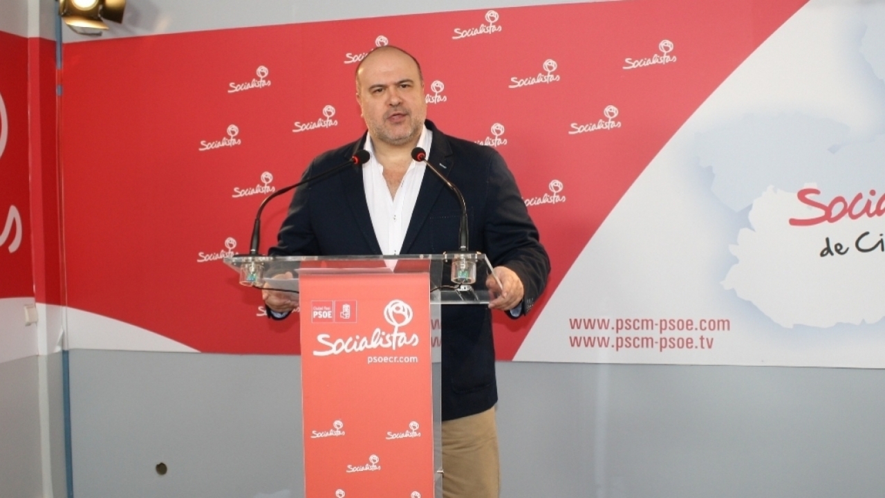 "Las cifras son tozudas: Antes, con Cospedal, se despedían profesores; ahora, con García-Page, se contratan"