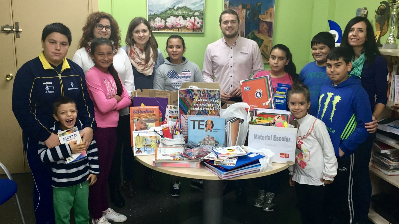 Juventudes Socialistas entrega al Colegio ‘La Paz’ material escolar y educativo por valor superior a 1.000 euros