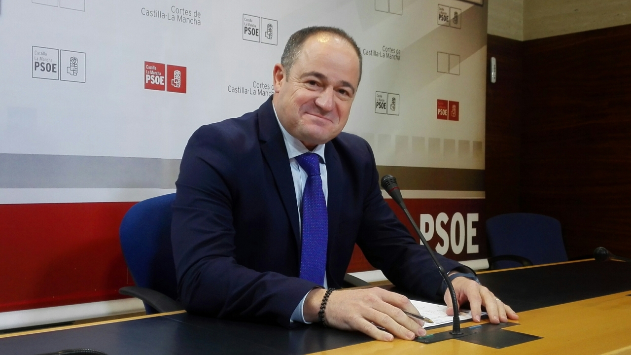 "La realidad desmiente al PP: Page ha contratado a 3.000 sanitarios, Cospedal despidió a 3.000 y quiso echar a otros 4.000"