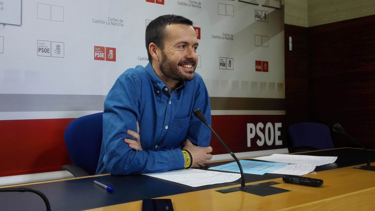 "Están jugando al despiste, Cospedal quiere seguir acumulando sus cuatro cargos aunque no sabremos si podrá aguantar la presión"