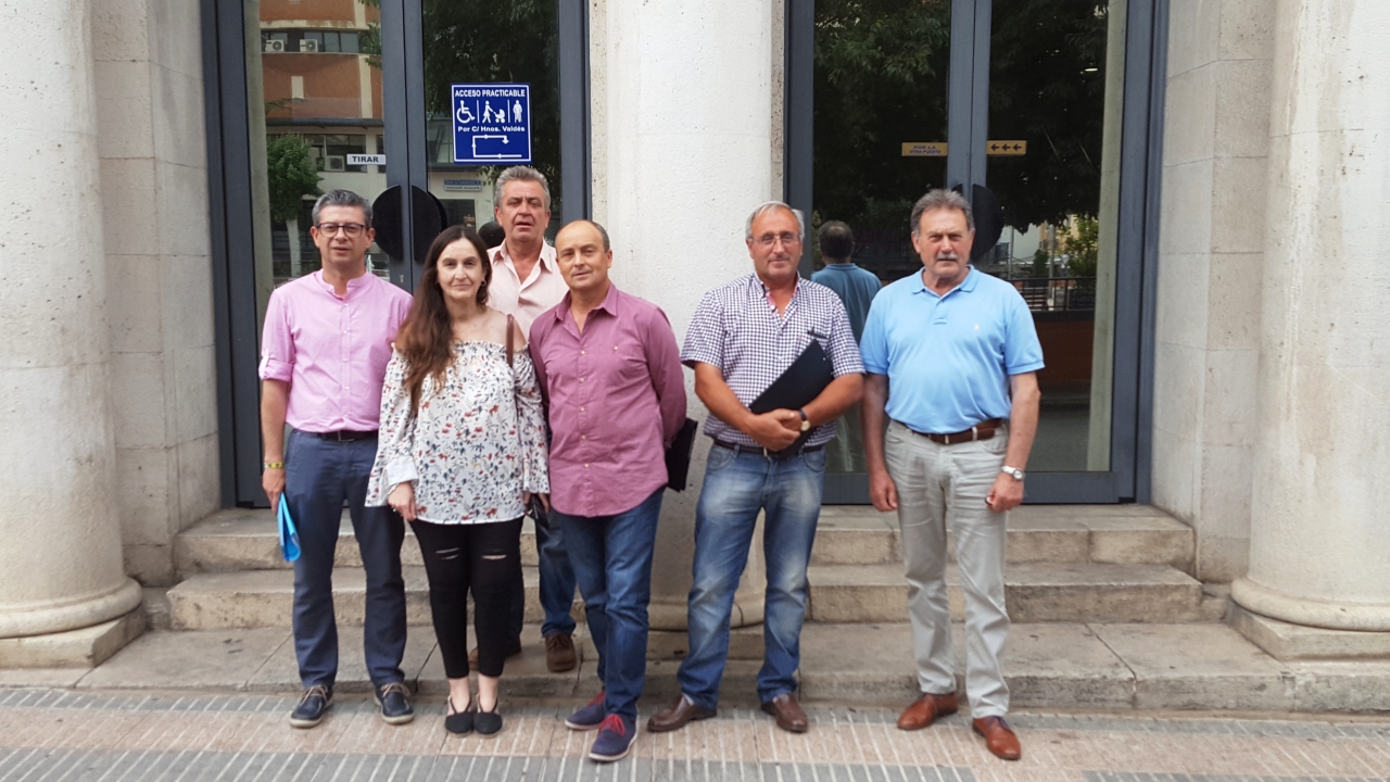 Alcaldes conquenses se reúnen con la subdelegada del Gobierno para expresar su preocupación por el cierre de líneas de autobús