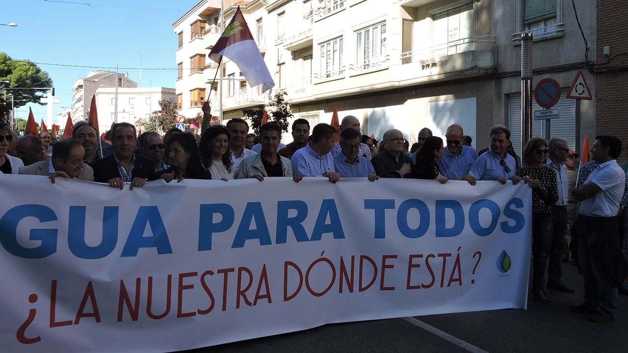 "El PP ha querido poner color político al agua, pero el agua no tiene color, es transparente"