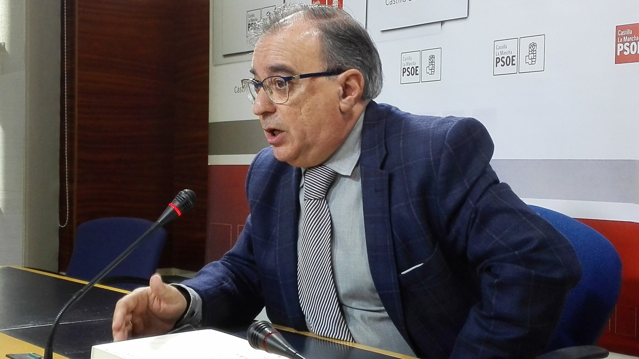 "Que estén tranquilos profesores y alumnos porque habrá un acuerdo razonable para garantizar el futuro de la UCLM"