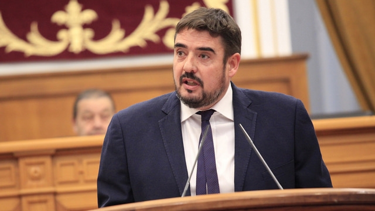 "Es falso que el gobierno quiera hacer funcionarios por la puerta de atrás, eso lo hicieron otros"