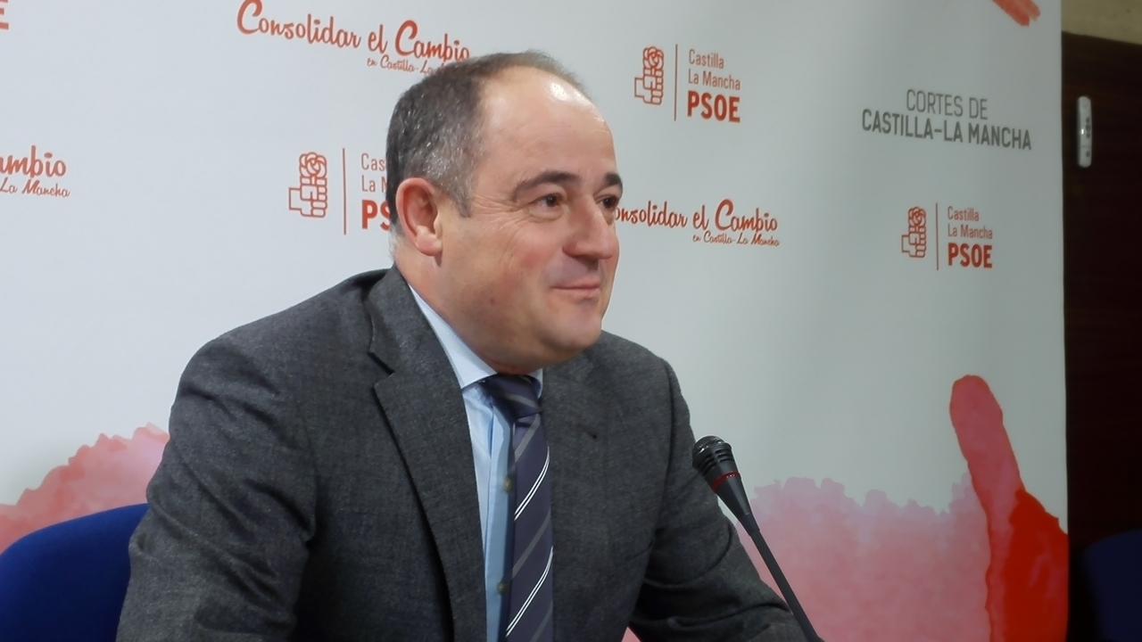 "El gobierno regional no ha dejado de poner soluciones para frenar la sobrepoblación de conejos, mientras el de Rajoy y Cospedal mira para otro lado"