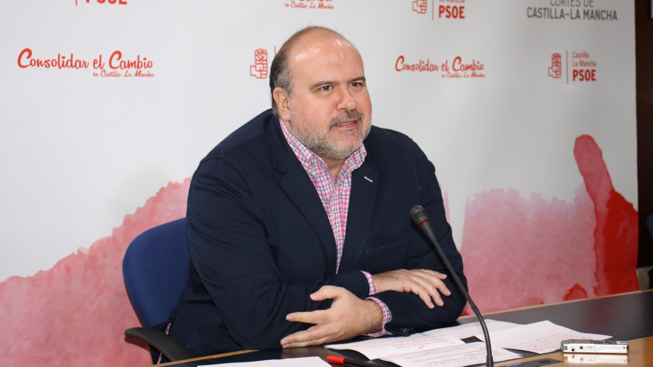 "Frente a una educación pública más social y cercana que está poniendo en marcha el presidente Page, Rajoy y Cospedal la recortan fondos"