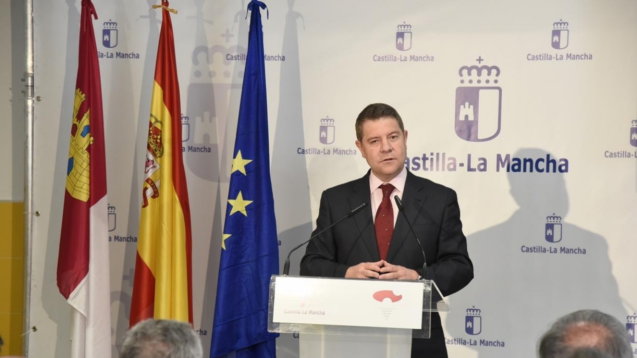 El presidente García-Page traslada su enhorabuena y la lealtad de Castilla-La Mancha a Pedro Sánchez y al nuevo Gobierno de España