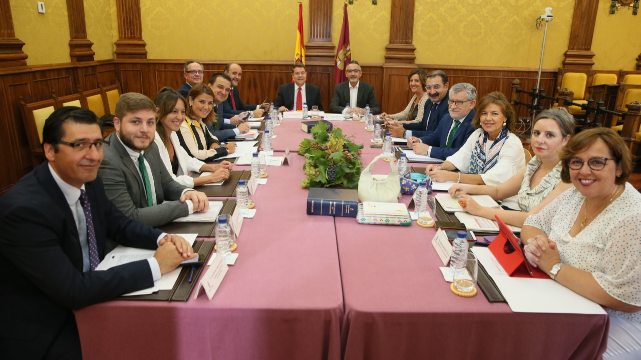 García-Page exige una rectificación "urgente y pública" al PP por la firma del memorándum y su gestión del agua en la región