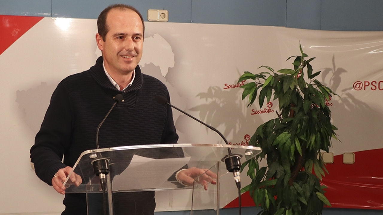 Rojo pide a Antonio Román una "rectificación urgente" de las declaraciones en las que equiparó el feminismo y el fascismo