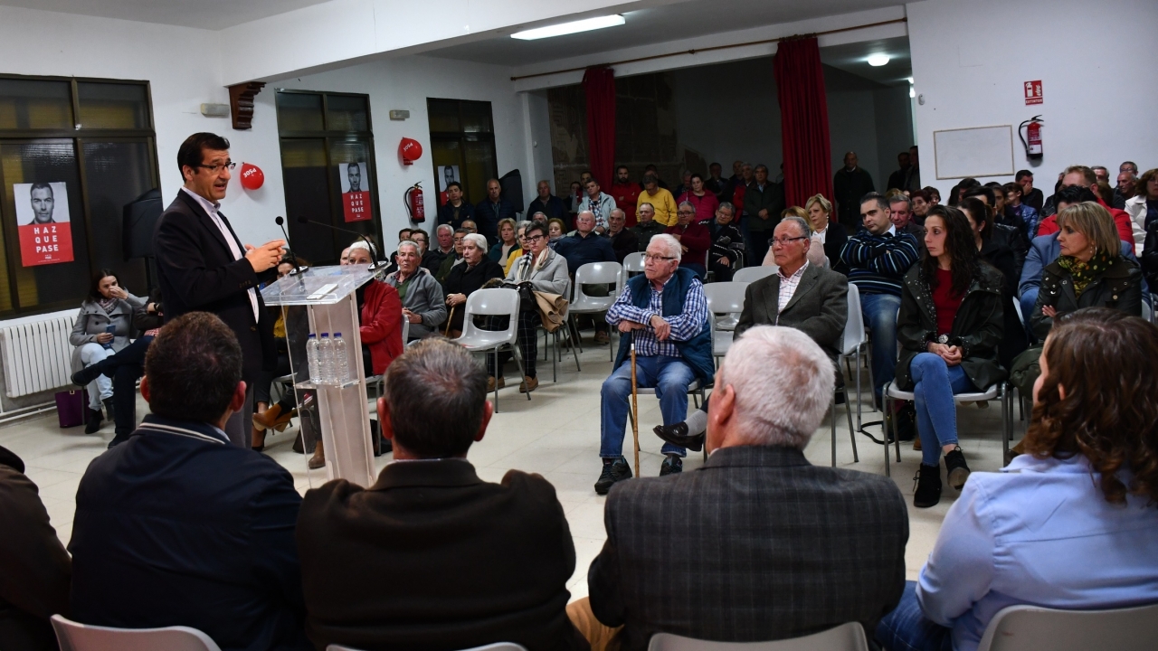 Caballero se compromete a que la carretera que une Albaladejo con Villanueva de la Fuente se arreglará "de forma inmediata"