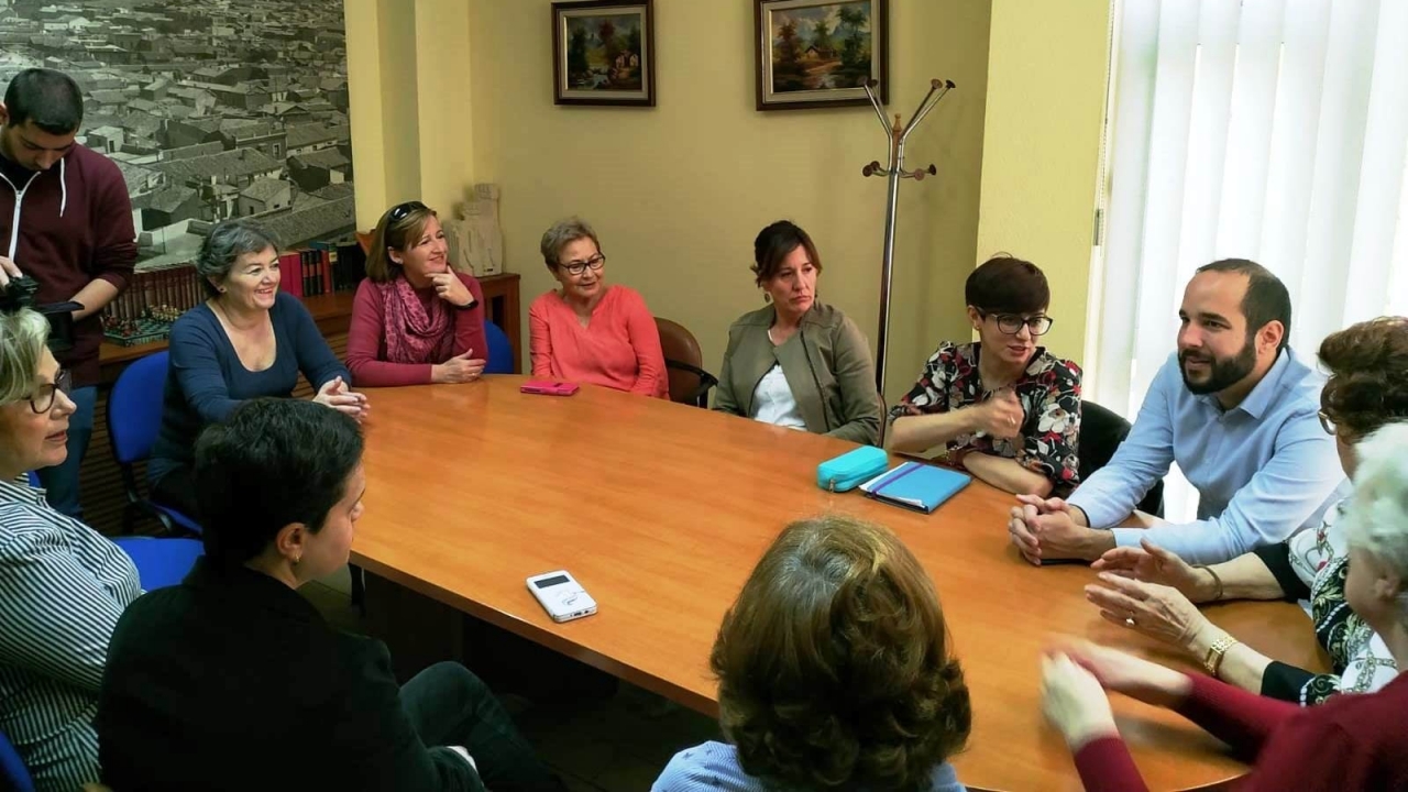 Blanca Fernández confronta el blindaje de la subida de las pensiones en la Constitución del PSOE con el debate del PP sobre cuánto se deben recortar
