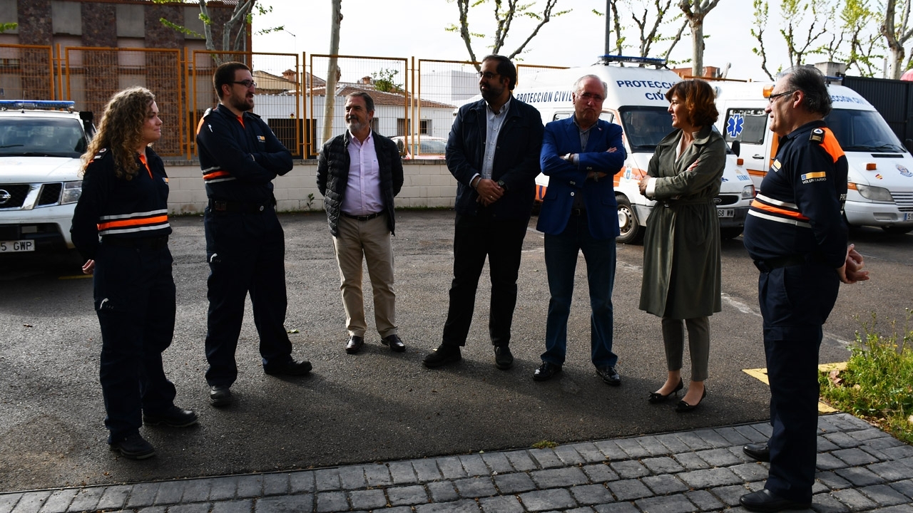 Fernández ha destacado en su visita a las instalaciones de Protección Civil de Ciudad Real "el encomiable trabajo que realizan y el nivel de especialización sin cobrar un solo euro"