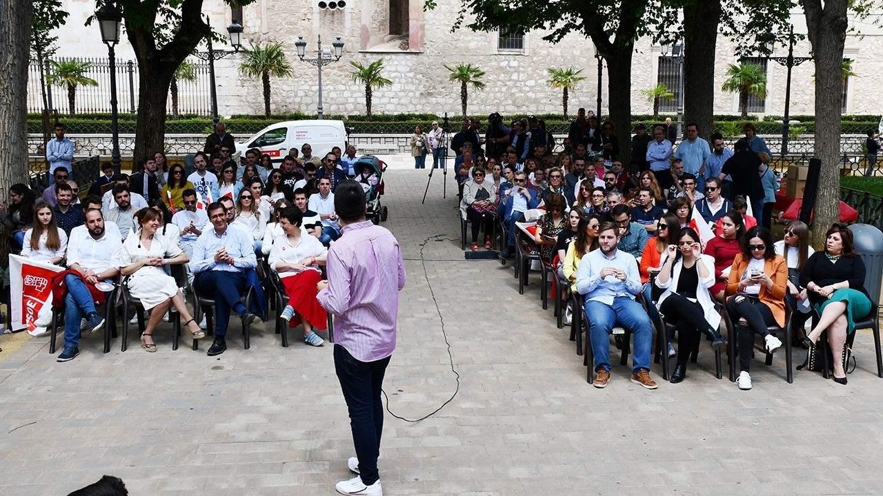Caballero pide a los jóvenes que el domingo voten al PSOE porque es el partido que representa un proyecto moderno, innovador, feminista y de progreso
