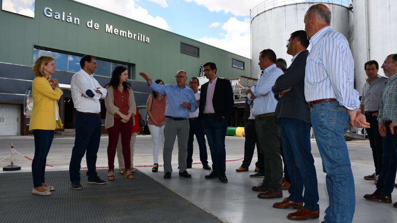 Caballero defiende el modelo cooperativo del sector vinícola porque "cuando al vino le va bien, a Castilla-La Mancha le va mejor"