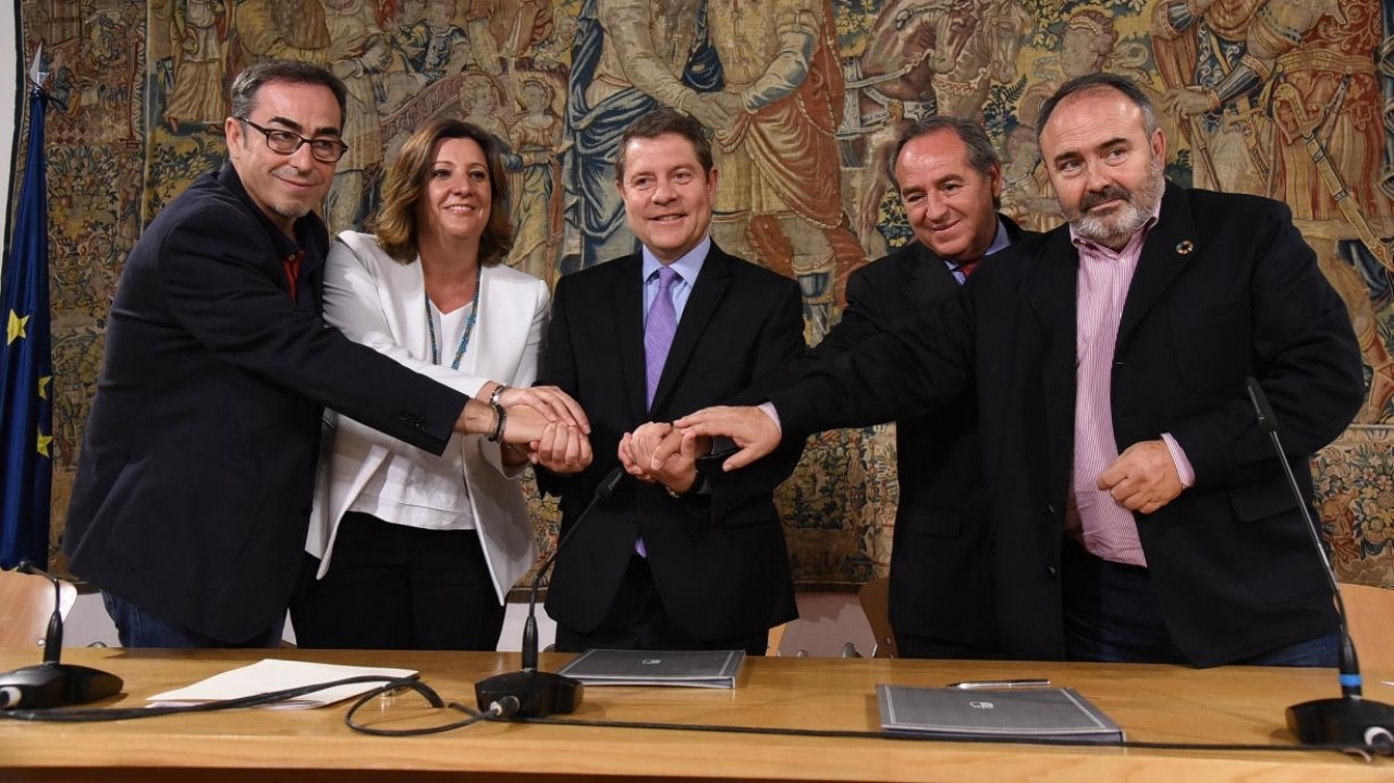 García-Page y los agentes económicos y sociales firman un pacto que pretende convertir a C-LM en la primera comunidad en paz social