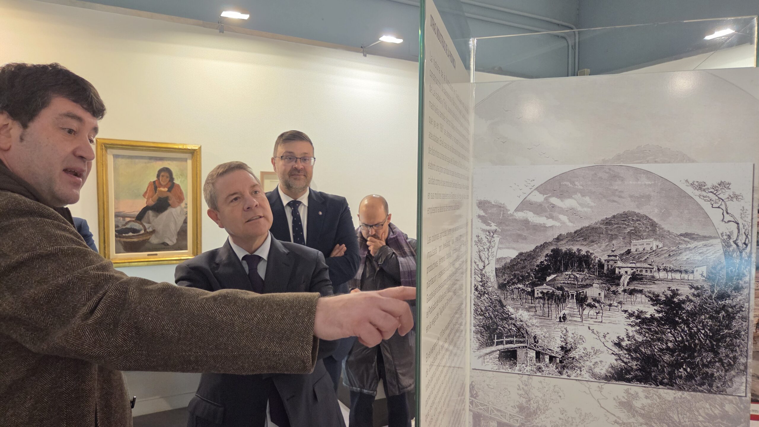 García-Page visita la exposición ‘Como el cristal. Una vida transparente’, que rinde homenaje al fundador del PSOE Pablo Iglesias