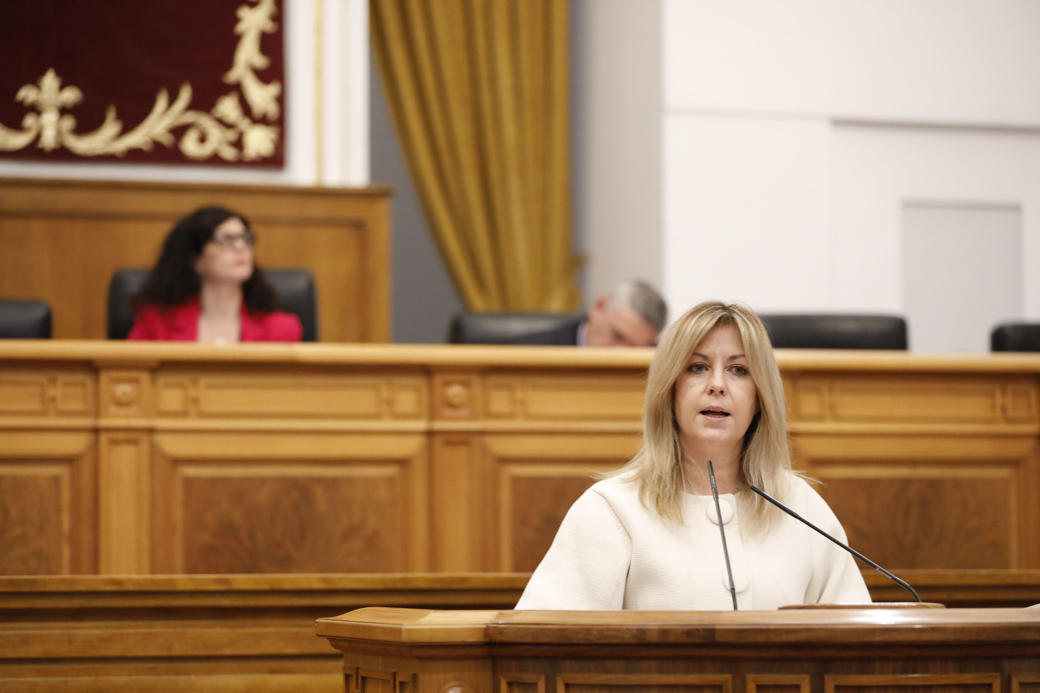 Abengózar señala que el debate que plantea Vox sobre el burka “ya está abierto en el Congreso y hay un compromiso de trabajo”