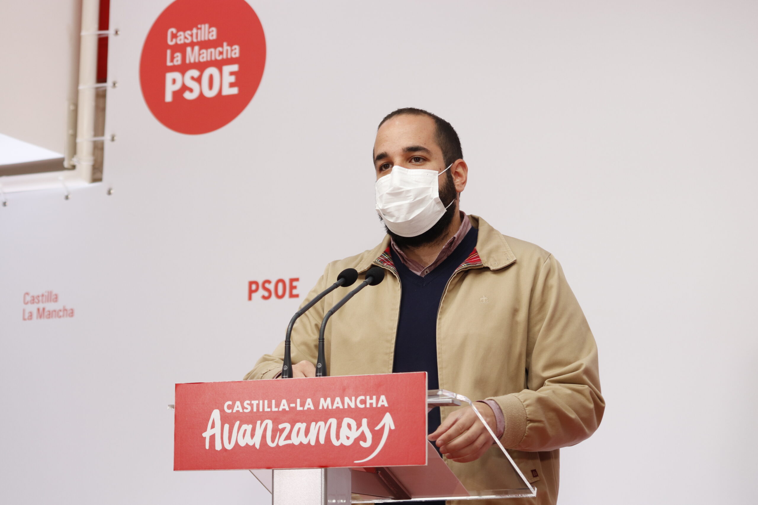 González subraya que el Gobierno de Page está centrado en el virus, mientras el PP de Núñez hace campaña por Ayuso