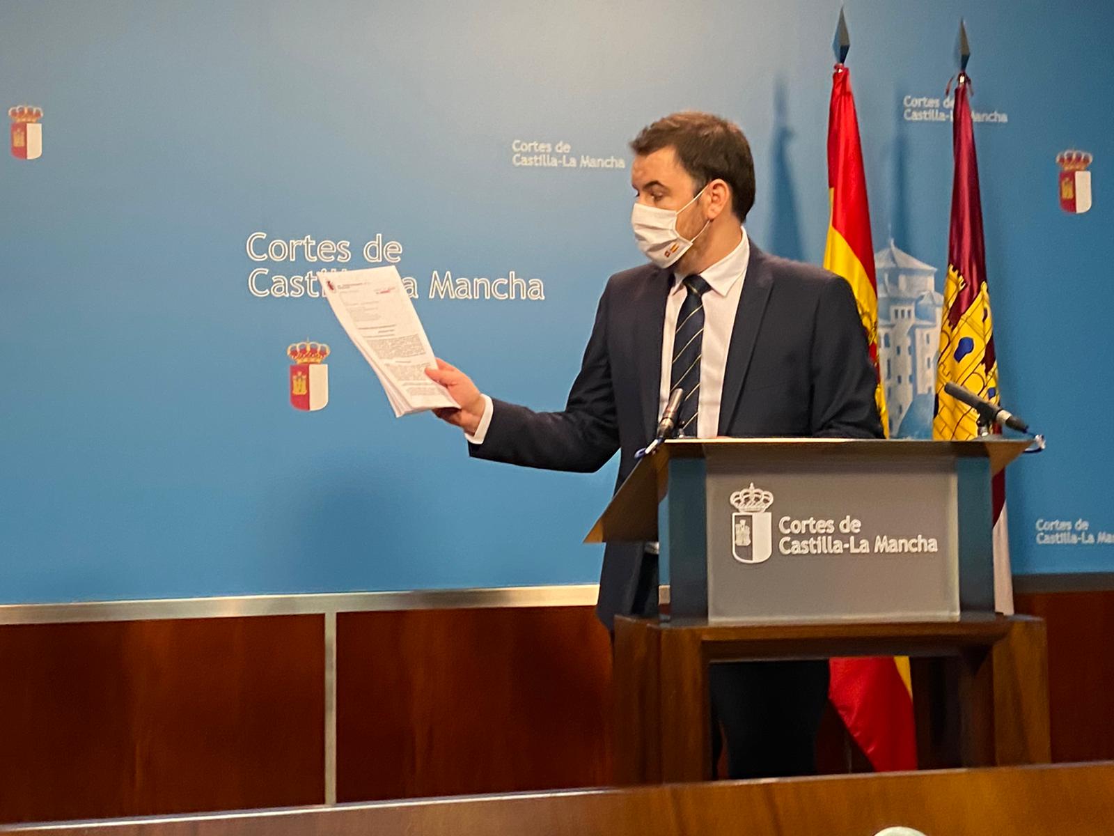 Sánchez Requena a Guarinos tras mostrar la sentencia: “Si tiene un mínimo de decencia política lo que tiene que hacer es dimitir”