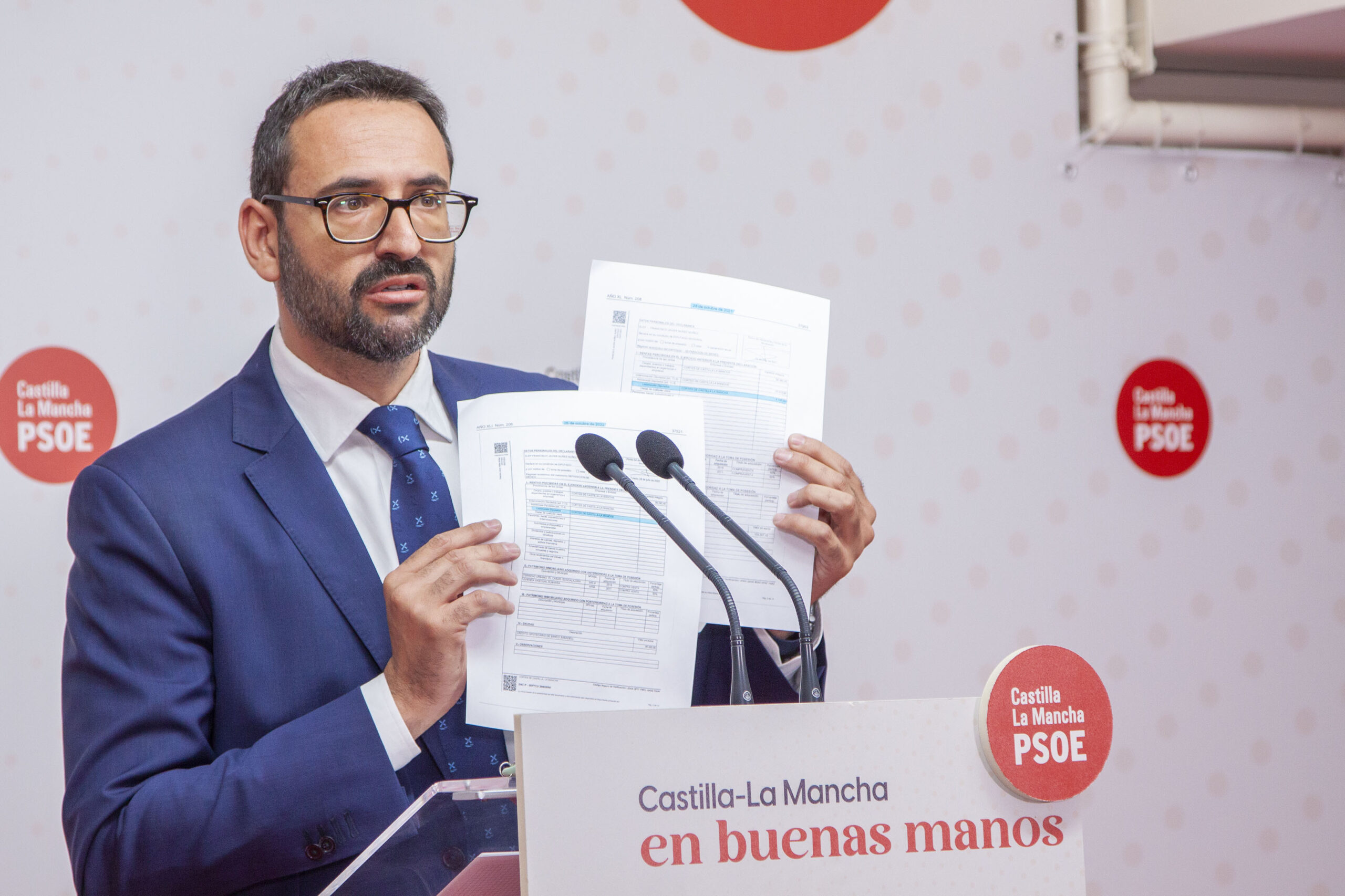 Gutiérrez muestra la firma de Núñez que avala el cobro de dietas y plantea que o su partido la “ha falsificado” o “miente una vez más”