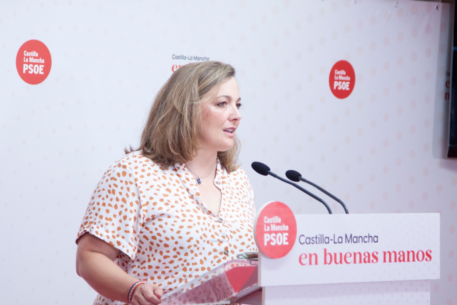 El PSOE de CLM celebra el Día del Orgullo LGTBI frente a un PP y Vox que acuerdan retrocesos más subida de sueldos y liberados