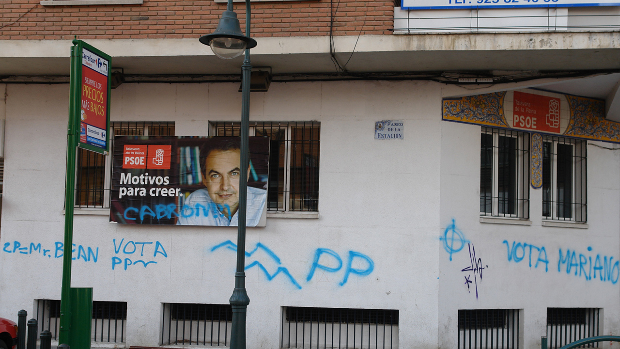 Aparecen pintadas ofensivas contra Zapatero y a favor del PP en la sede socialista de Talavera