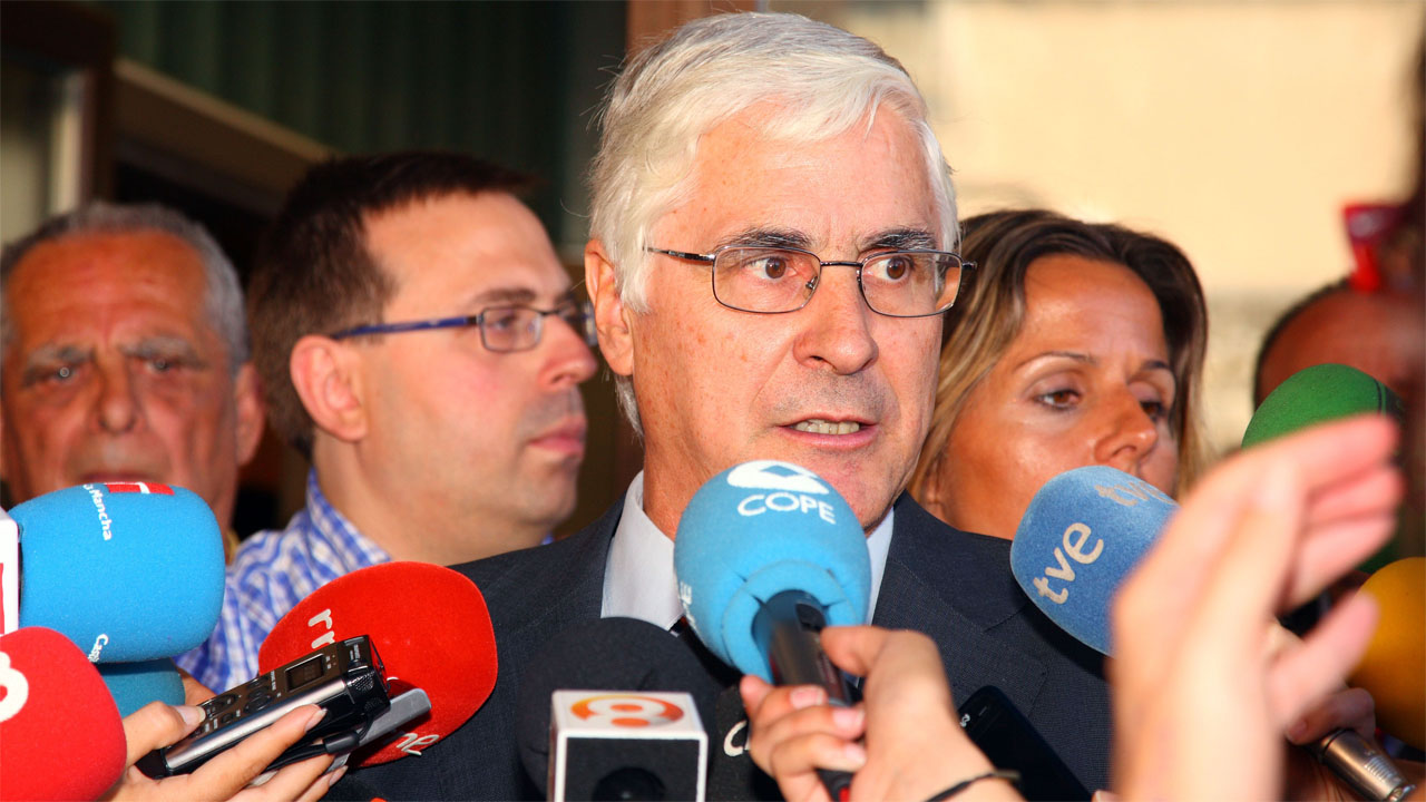 Barreda cree que Cospedal «se relaja en la playa» con el «calor» y hace declaraciones con una «ligereza impresionante»