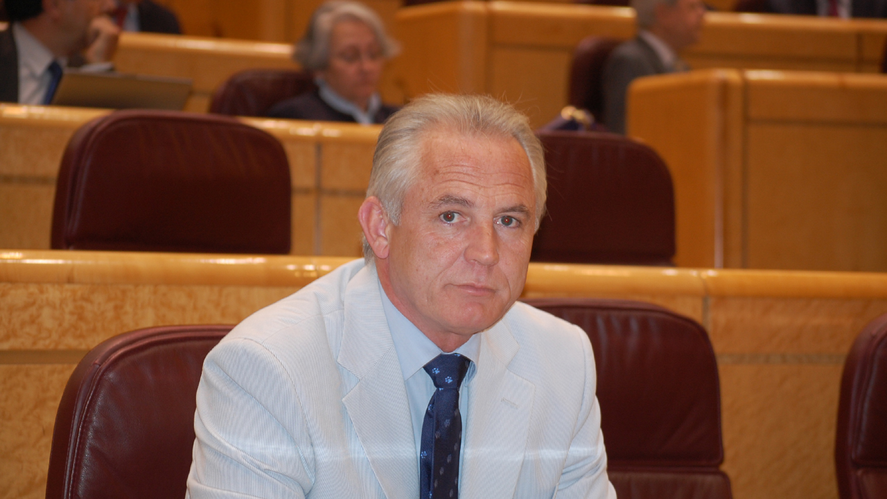 El PSOE exige a De Cospedal la renuncia a su escaño en el Senado por «dejación de funciones parlamentarias»