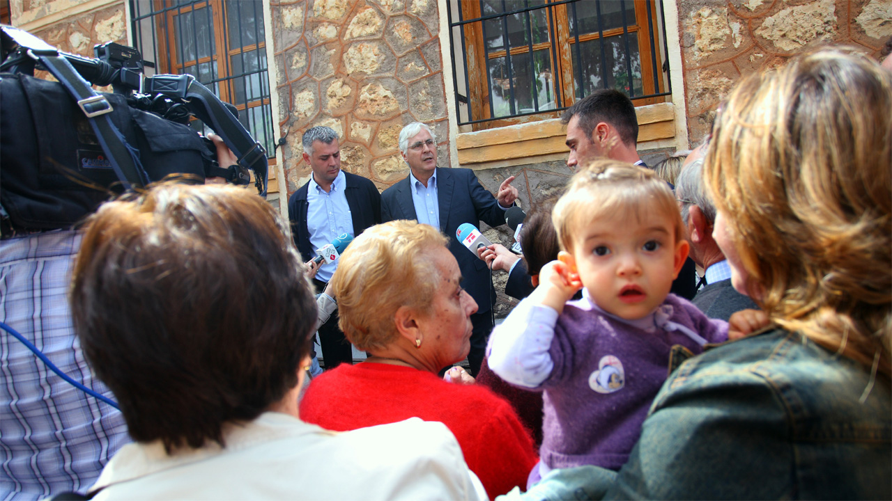 Vecinos de Mondéjar trasladan a Barreda su satisfacción ante los servicios sanitarios de la Región