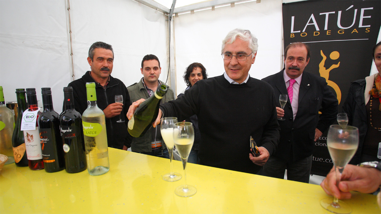 Vecinos de Villanueva de Alcardete agradecen a Barreda su compromiso con el sector vitivinícola