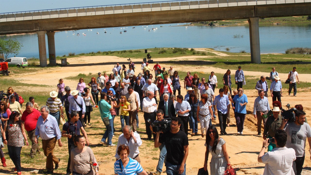 «Mientras unos nos debemos únicamente a la defensa de los intereses de nuestra tierra, otras tienen ambiciones en otro lugar»