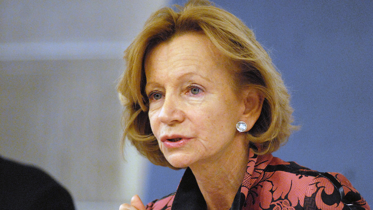 Salgado reprocha a De Cospedal que de datos sin contrastar y su falta de oportunidad