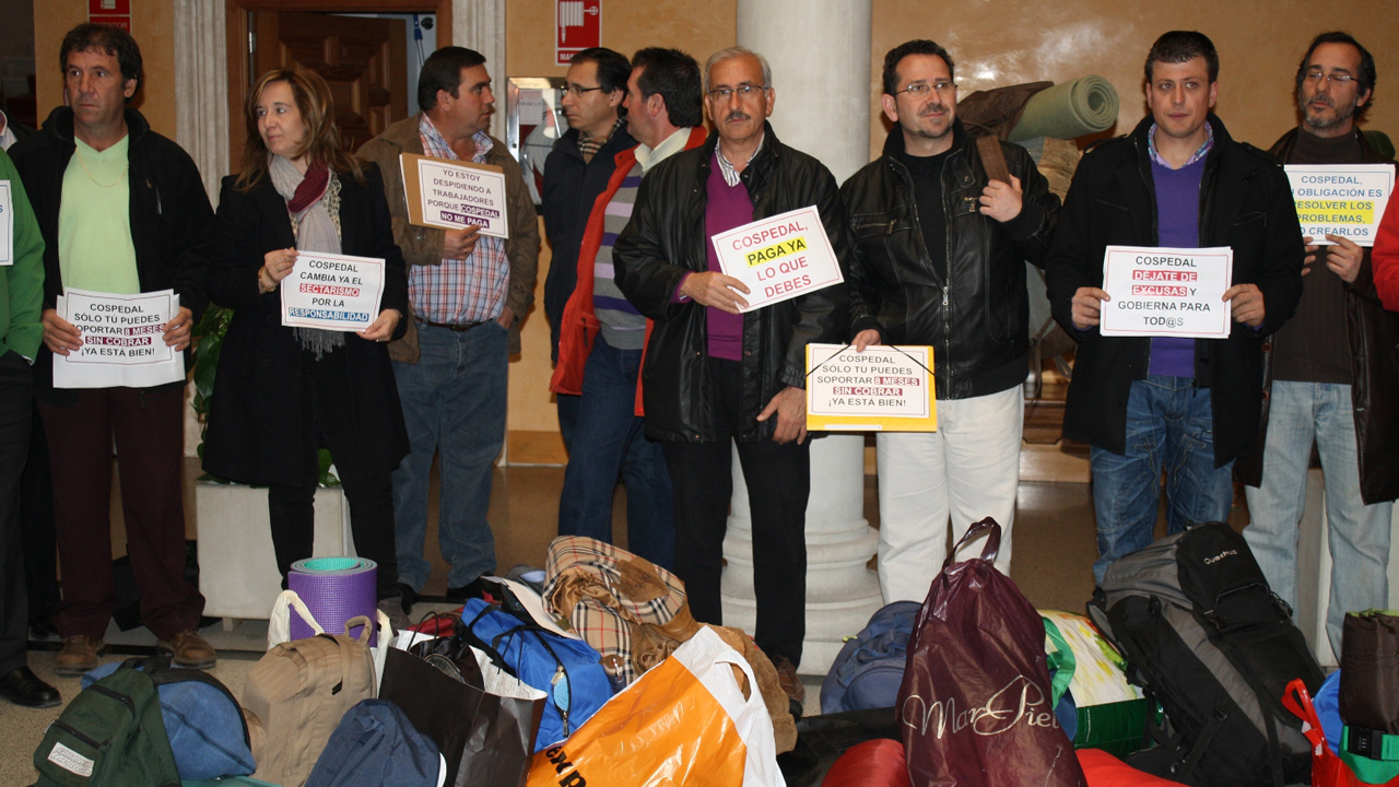 Los alcaldes del PSOE en Ciudad Real se encierran en la delegación de la Junta para exigir el pago de la deuda