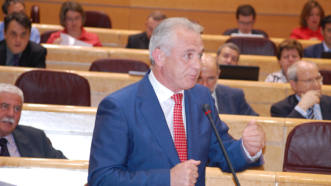 “Montoro no puede seguir como ministro si es cierta la frase que le atribuyen en la que afirmó: ‘que caiga España que ya la levantaremos nosotros”