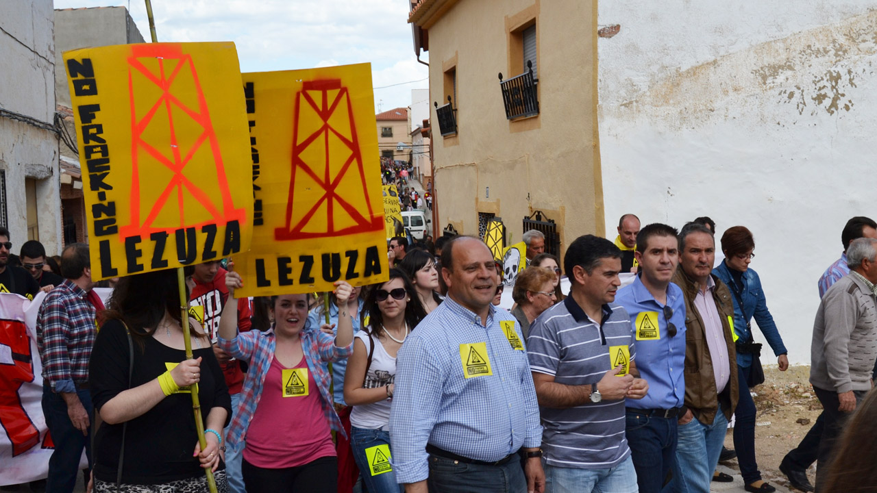 2.000 voces toman las calles de Lezuza para oponerse a la práctica del ‘fracking’ en la provincia de Albacete