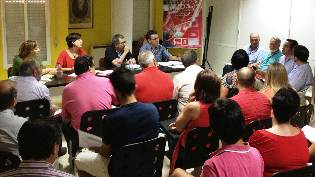 Fernández: “Los servicios básicos que prestan los ayuntamientos están en serio riesgo por la alta morosidad de Cospedal”