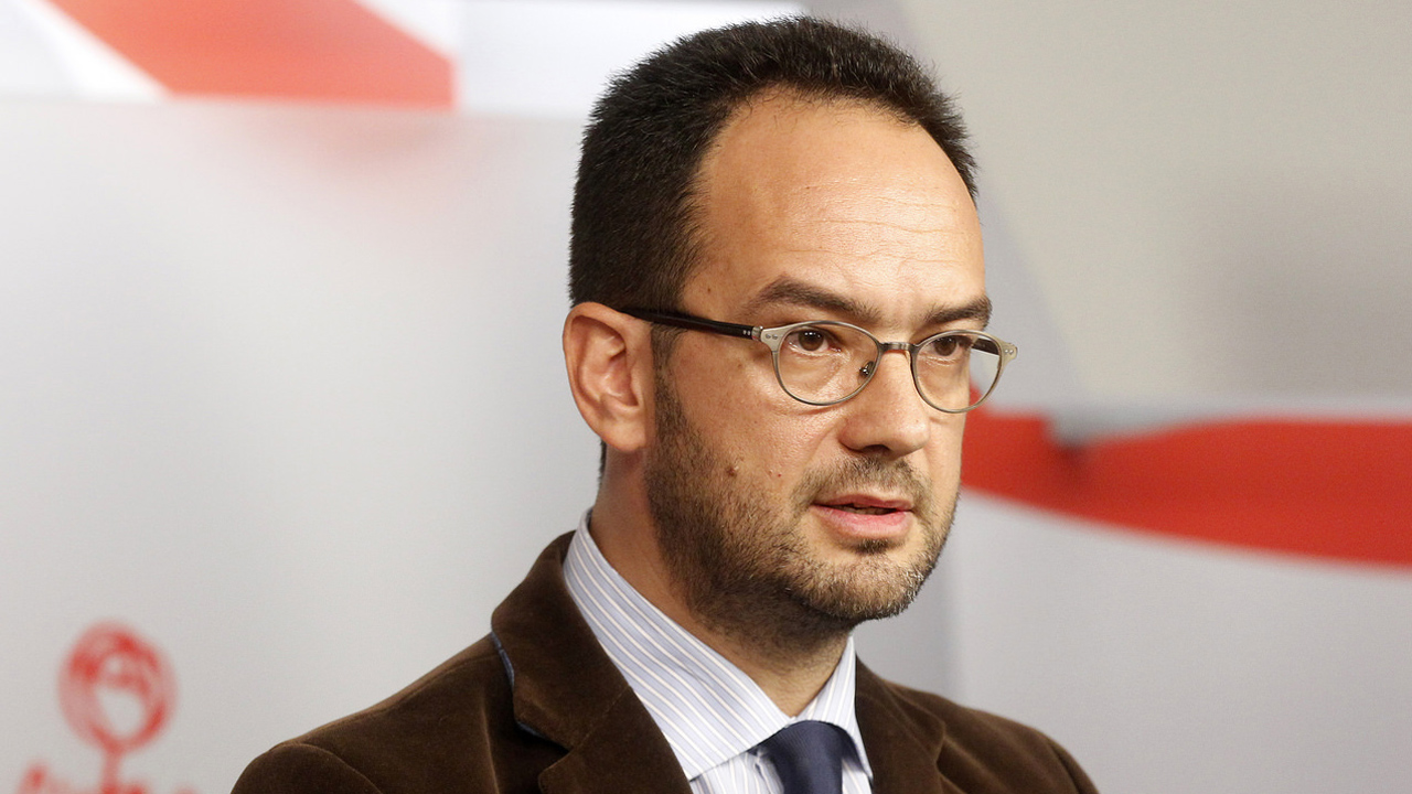 Hernando: «Para infamias, el caso Gürtel y los sobres que Cospedal cobraba en mano»