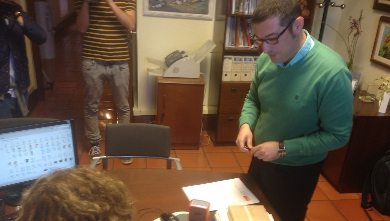 “Mal ha empezado Cospedal: el mismo día que firma el decreto de convocatoria de las elecciones, empieza a hacer trampas”