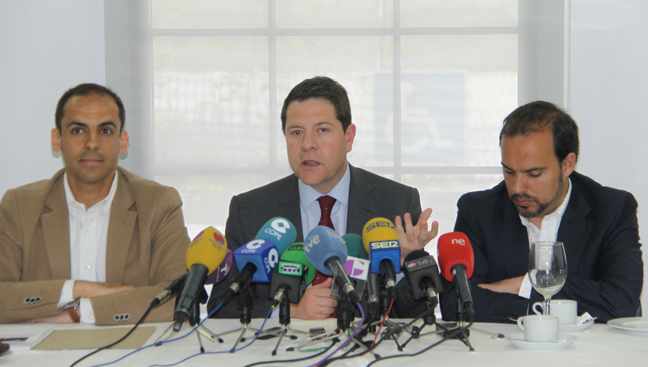 García-Page: “Cospedal termina la legislatura como la empezó, con la cabeza en Génova y muy cuestionada en su partido”