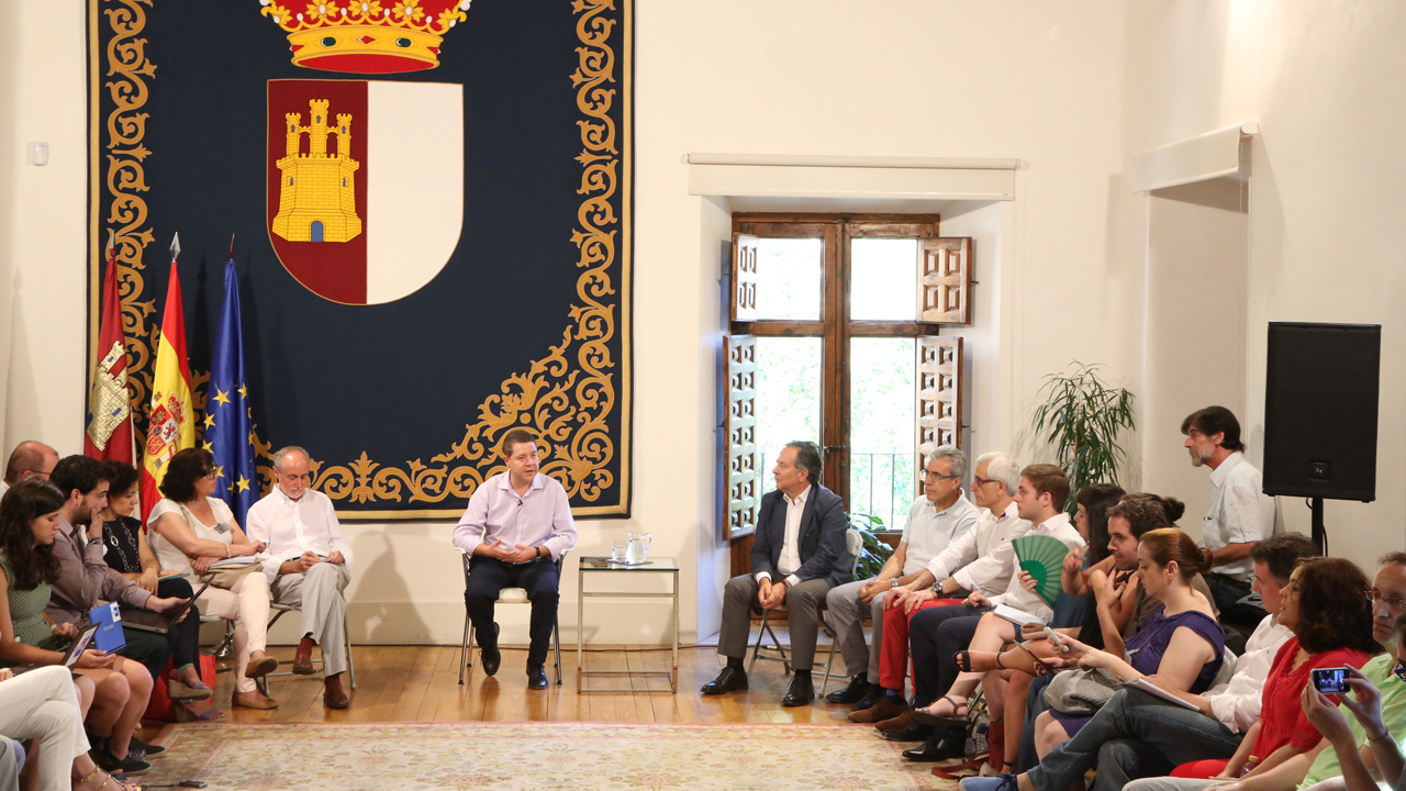 Page anuncia una disposición que permita contratar personal y abrir camas en los hospitales, si la situación en las Urgencias lo requiere