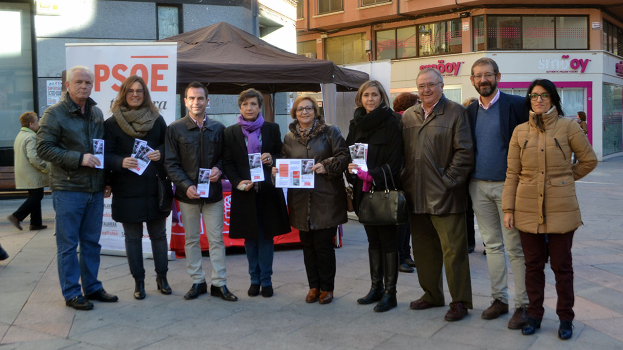 El PSOE instala una mesa informativa para sensibilizar sobre la violencia de género