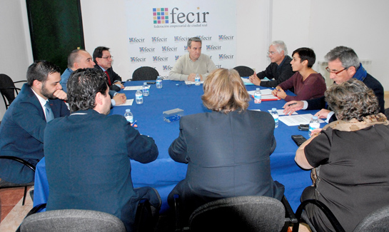 Martín traslada a los empresarios el compromiso del PSOE a elaborar una reforma laboral y fiscal de consenso que implica bajada de impuestos